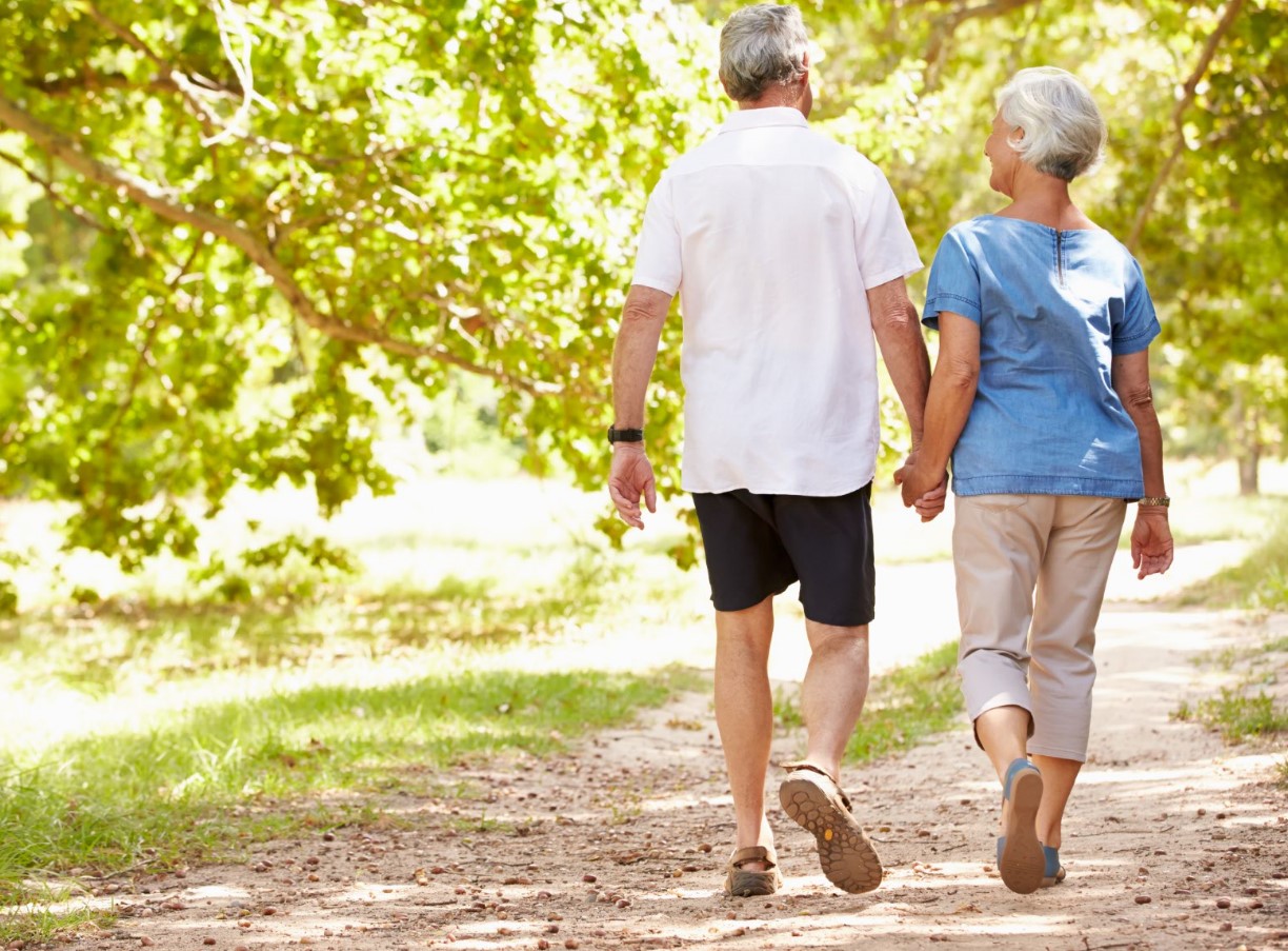 retirement-couple-walking